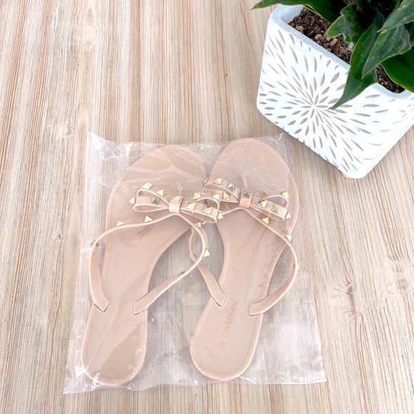 🆕LE CHÂTEAU | Jelly Studded Sandals - Picture 3 of 4